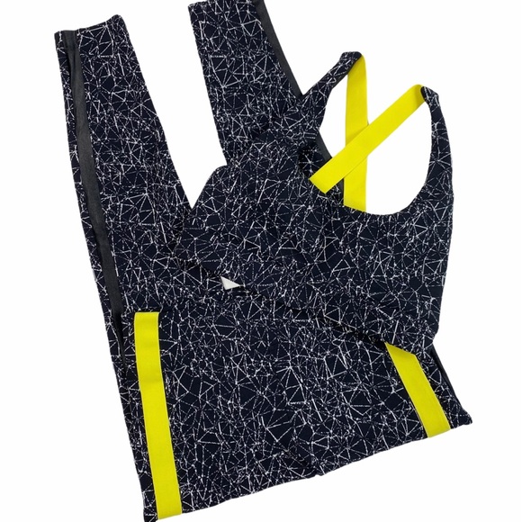 ♦️SOLD♦️Koral Fame Criss-Cross Sports Bra Black - Picture 2 of 10